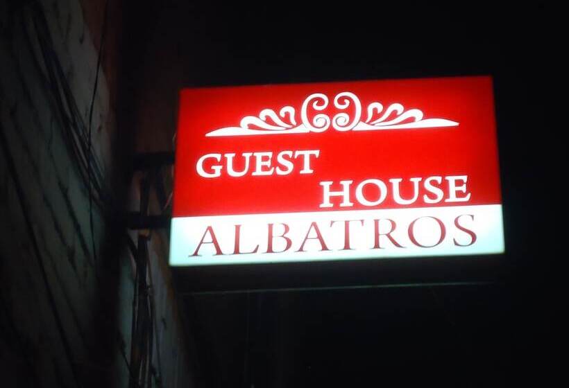 تختخواب و صبحانه Albatros