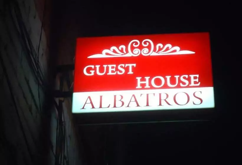 تختخواب و صبحانه Albatros