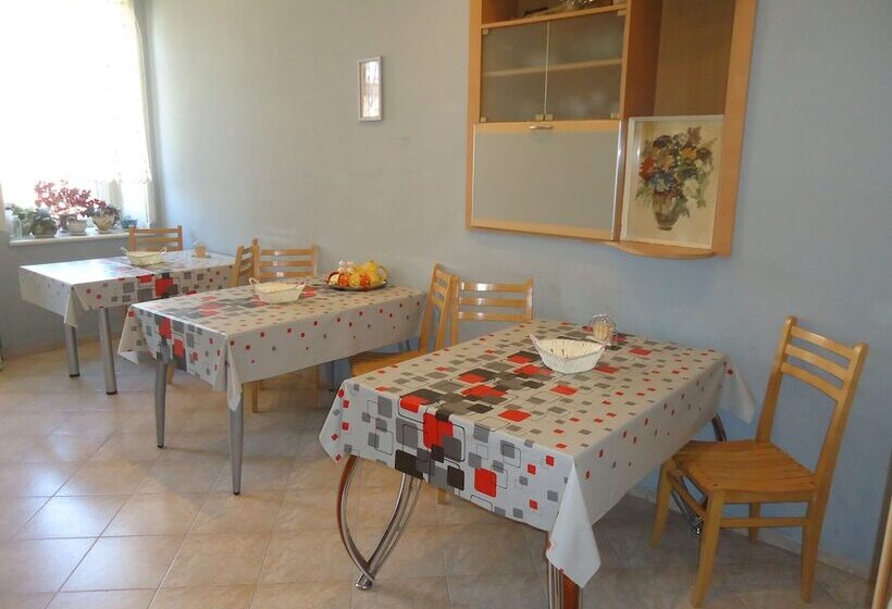 تختخواب و صبحانه Albatros