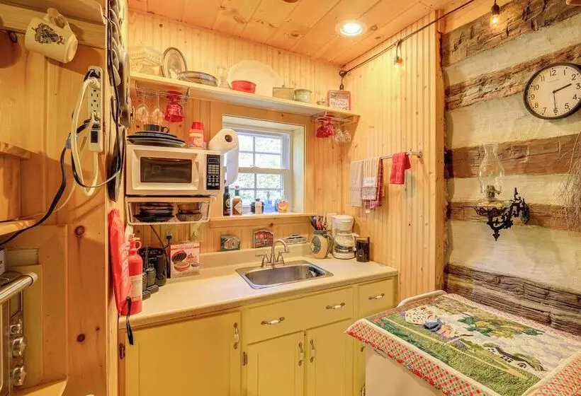 9 Mi To Creeper Trail: Woodsy Abingdon Cabin