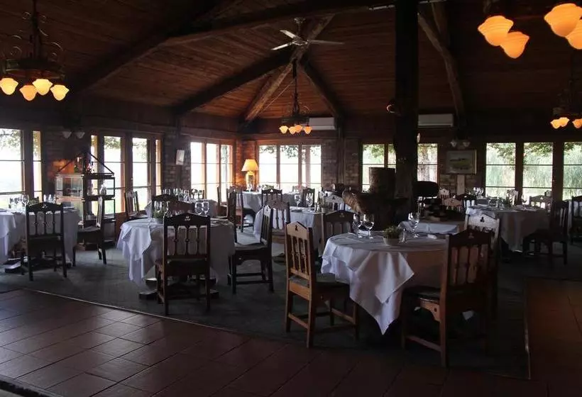 Hotelli Warrenmang Vineyard Resort