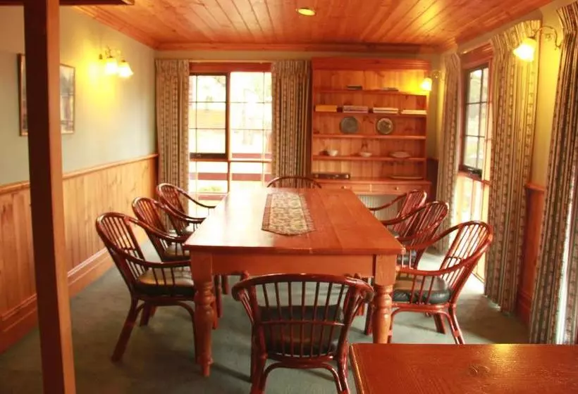 Hotelli Warrenmang Vineyard Resort