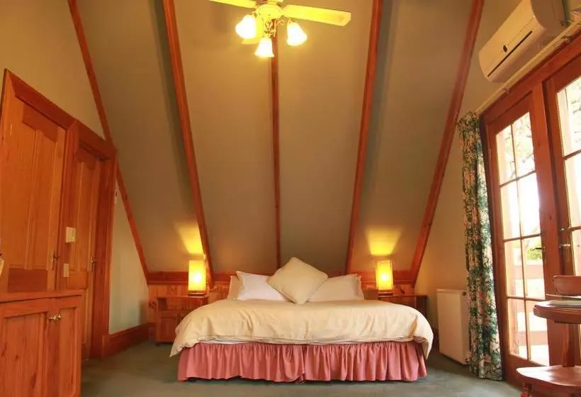 Hotelli Warrenmang Vineyard Resort