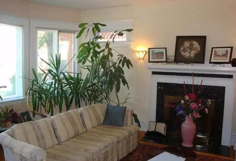 هتل Downtown Bed And Breakfast