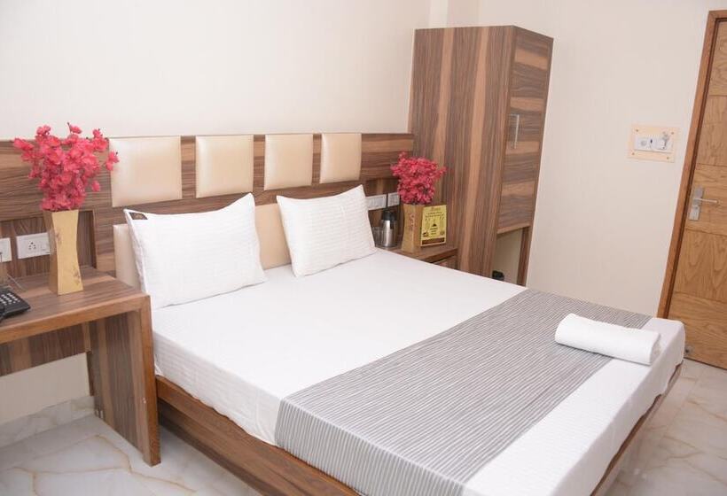 Отель Golden Oasis Delhi