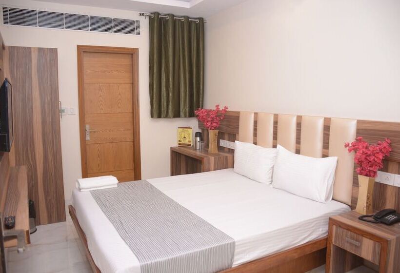 Отель Golden Oasis Delhi