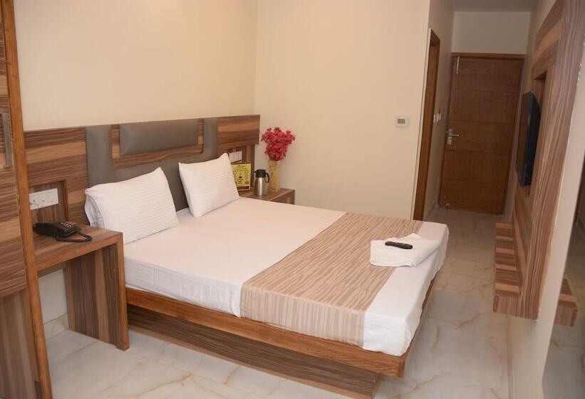 Отель Golden Oasis Delhi