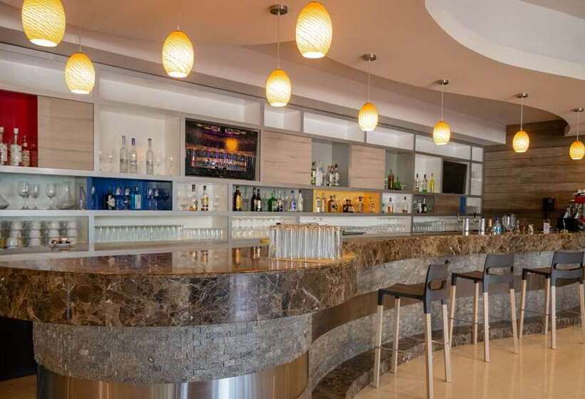 هتل Hilton Garden Inn Leon