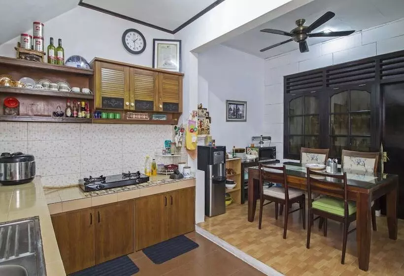 Hotelli Reddoorz @ Radio Dalam