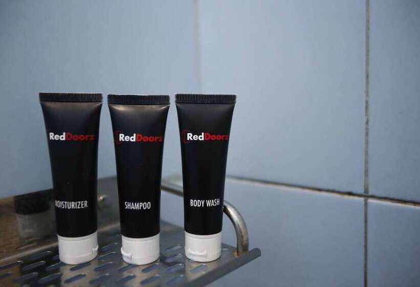 فندق Reddoorz @ Radio Dalam