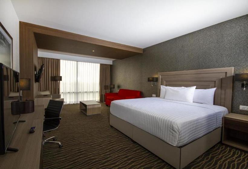 هتل Hilton Garden Inn Leon