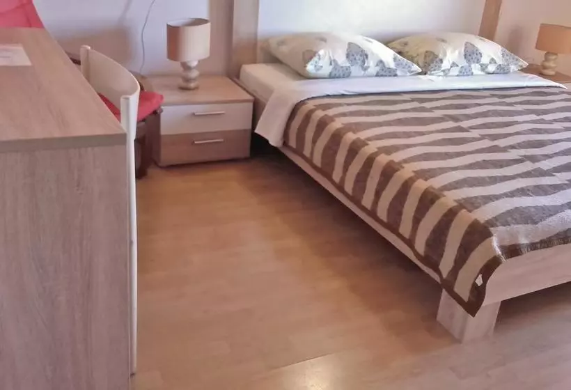 ペンション Guesthouse Cecilia 2