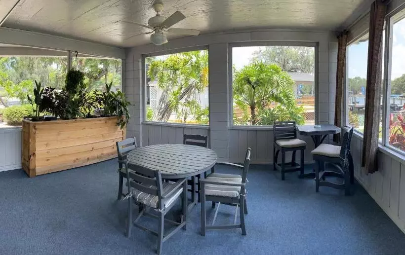 Hotelli Hontoon Landing Resort & Marina