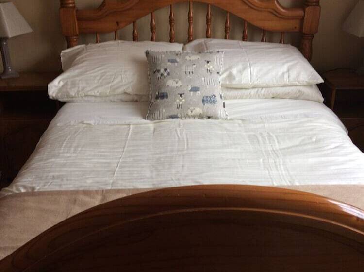 Hillview Farmhouse B&b