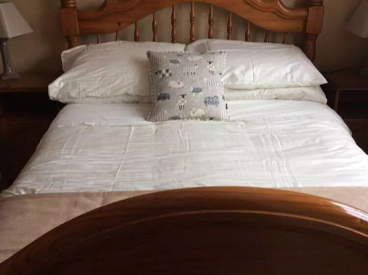 Hillview Farmhouse B&b