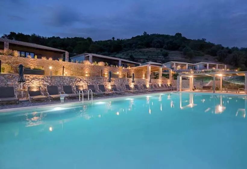 Hotelli Elimnion Resort