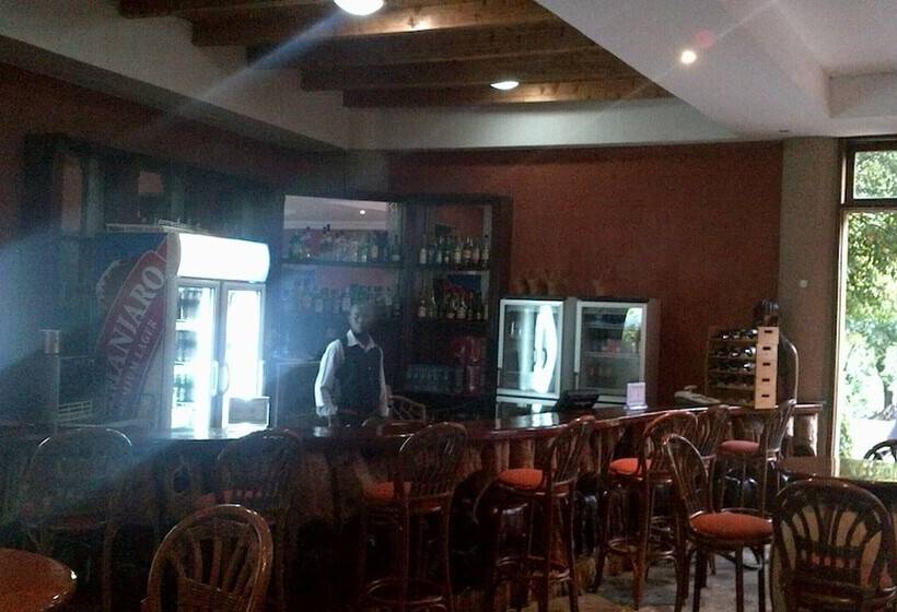 Отель Ngurdoto Mountain Lodge