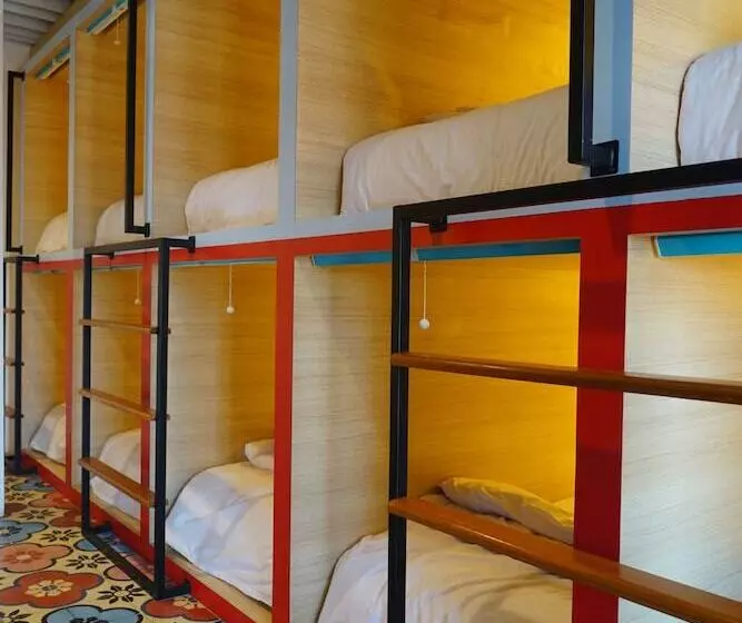Hotelli Borough Capsule Hostel Bali