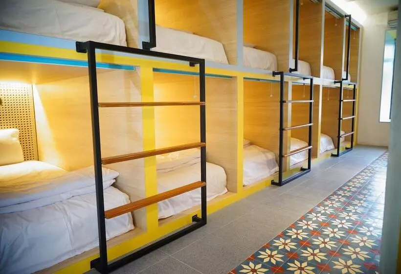 Hotelli Borough Capsule Hostel Bali