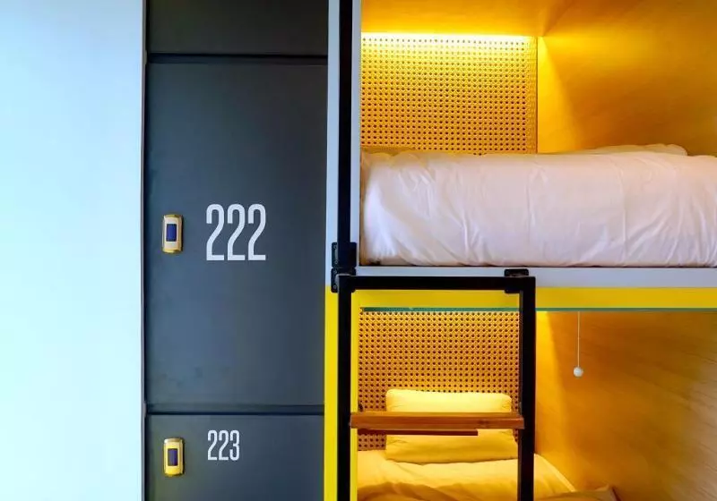 Hotelli Borough Capsule Hostel Bali