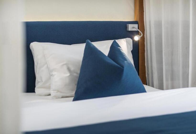 Отель Hallstatt Hideaway Adults Only