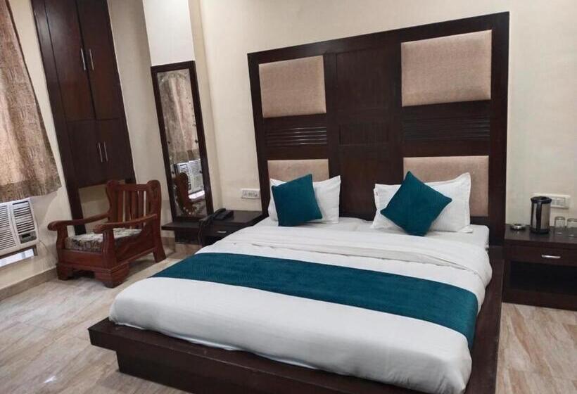 ホテル Lav Kush Deluxe At Paharganj