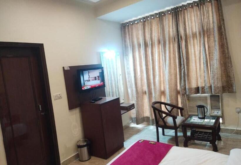 ホテル Lav Kush Deluxe At Paharganj