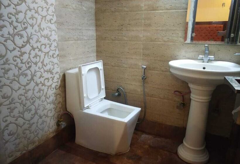 ホテル Lav Kush Deluxe At Paharganj