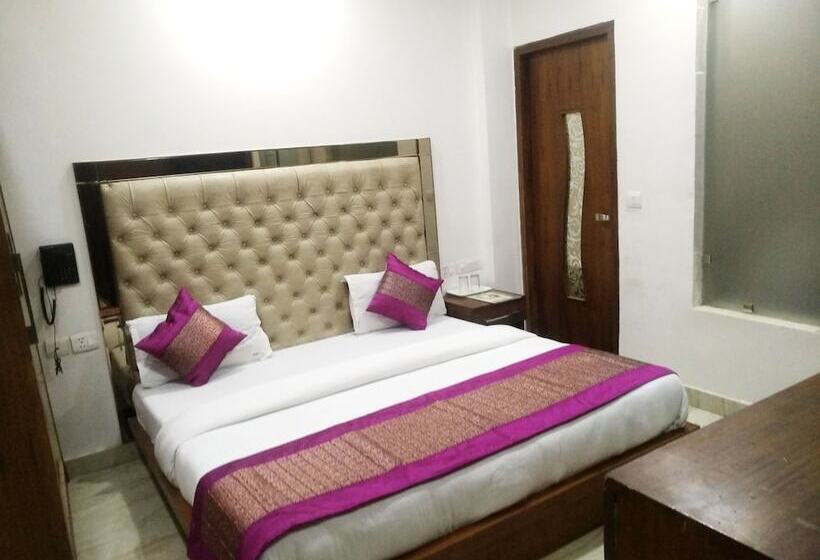 ホテル Lav Kush Deluxe At Paharganj