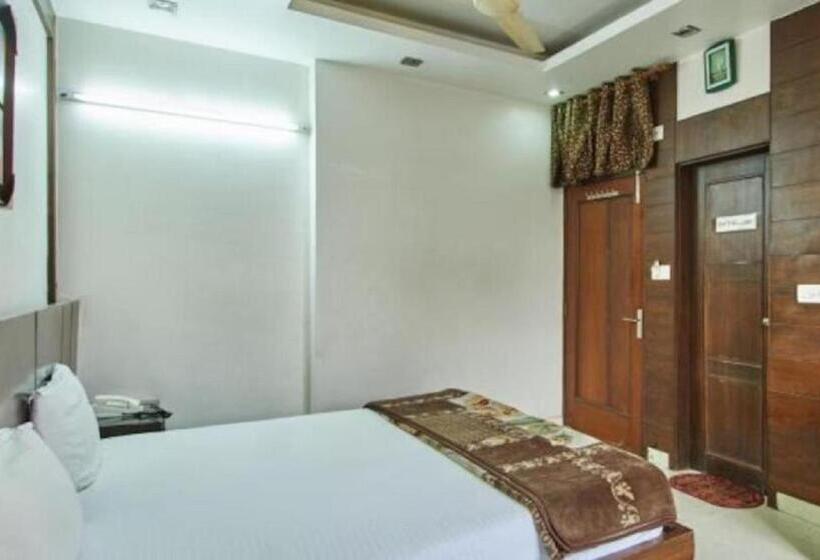 ホテル Lav Kush Deluxe At Paharganj