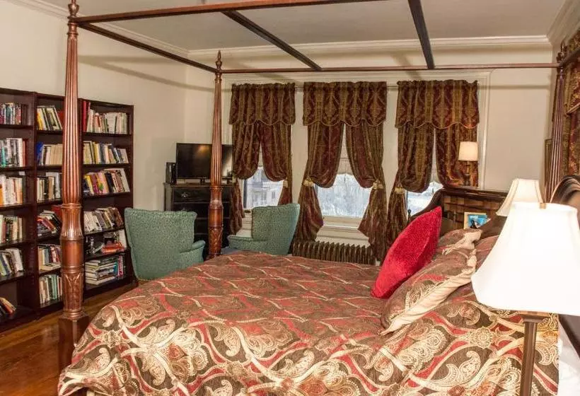 Hotelli The Historic Benner Mansion