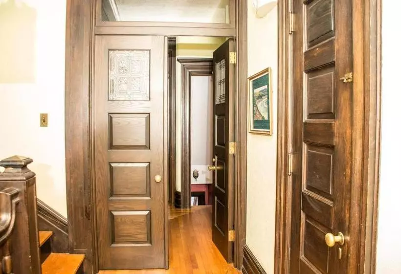 Hotelli The Historic Benner Mansion