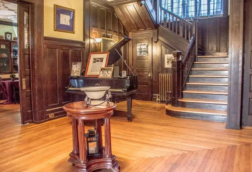 Hotelli The Historic Benner Mansion