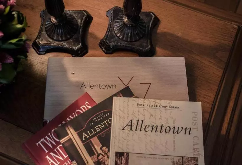 Hotelli The Historic Benner Mansion