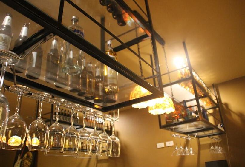 Ol Masta Hotel & Lounge