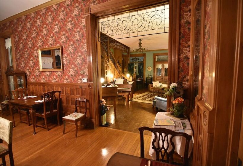 فندق 1890 Williams House Inn