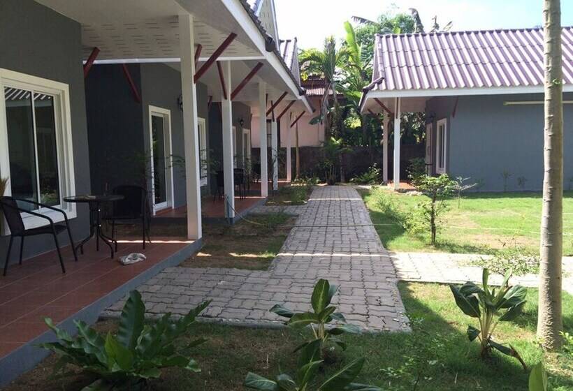 בית מלון כפרי Khaolak Tusneem Resort