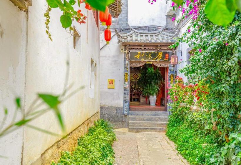Отель Lijiang He Mu Ju Family Inn