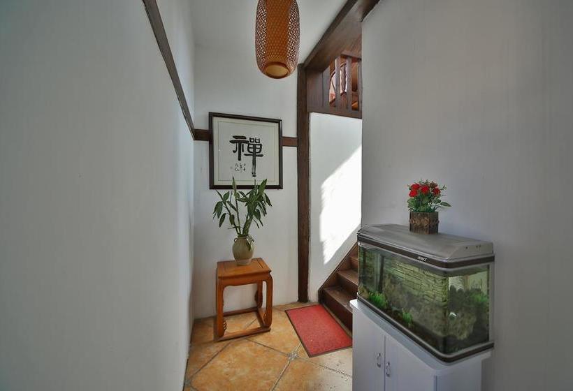 Отель Lijiang He Mu Ju Family Inn