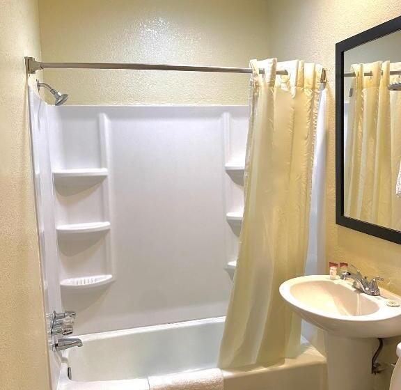 Отель Whistling Pines   Daily & Extended Stay, Elizabeth City