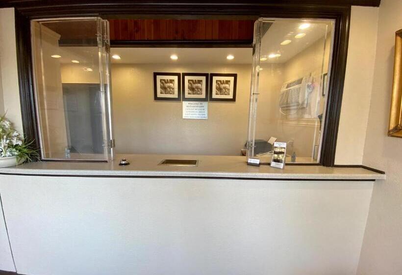 Отель Whistling Pines   Daily & Extended Stay, Elizabeth City