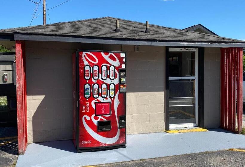 Отель Whistling Pines   Daily & Extended Stay, Elizabeth City