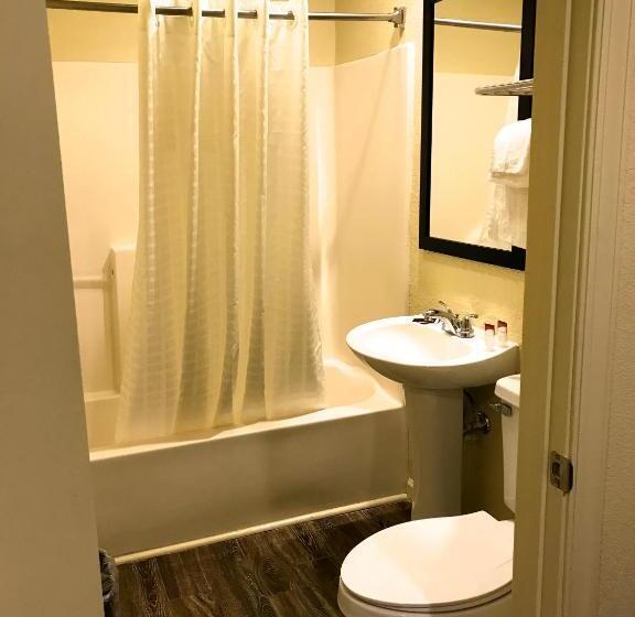 Отель Whistling Pines   Daily & Extended Stay, Elizabeth City