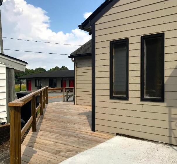 Отель Whistling Pines   Daily & Extended Stay, Elizabeth City