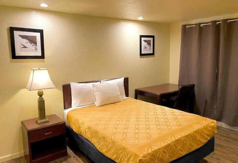 Отель Whistling Pines   Daily & Extended Stay, Elizabeth City