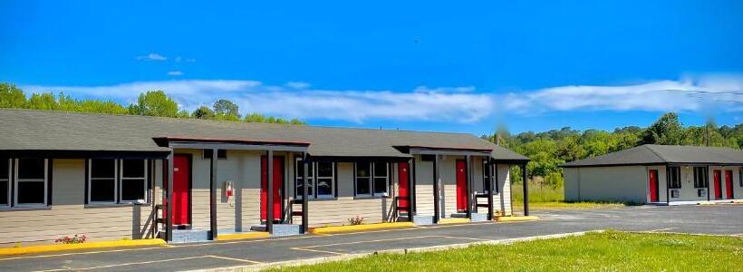 Отель Whistling Pines   Daily & Extended Stay, Elizabeth City