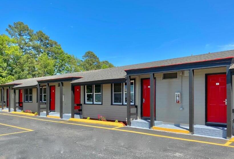 Отель Whistling Pines   Daily & Extended Stay, Elizabeth City