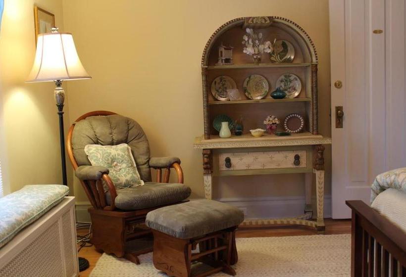 Hotel Avalyn Garden Bed And Breakfast