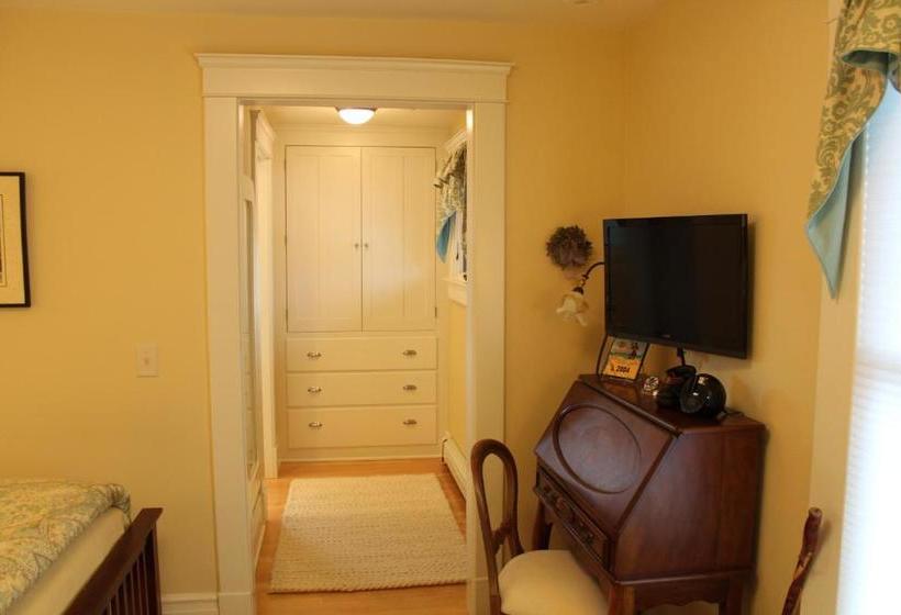 Hotel Avalyn Garden Bed And Breakfast