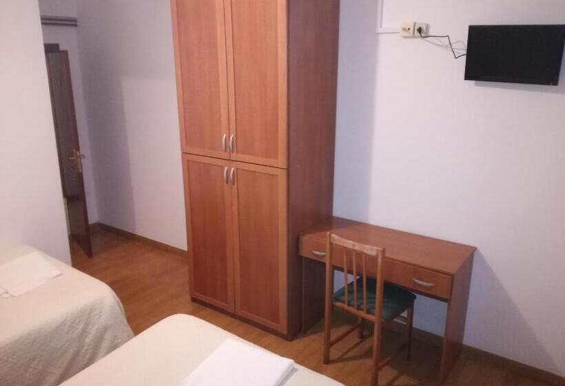 هتل Pensión Los Trillizos